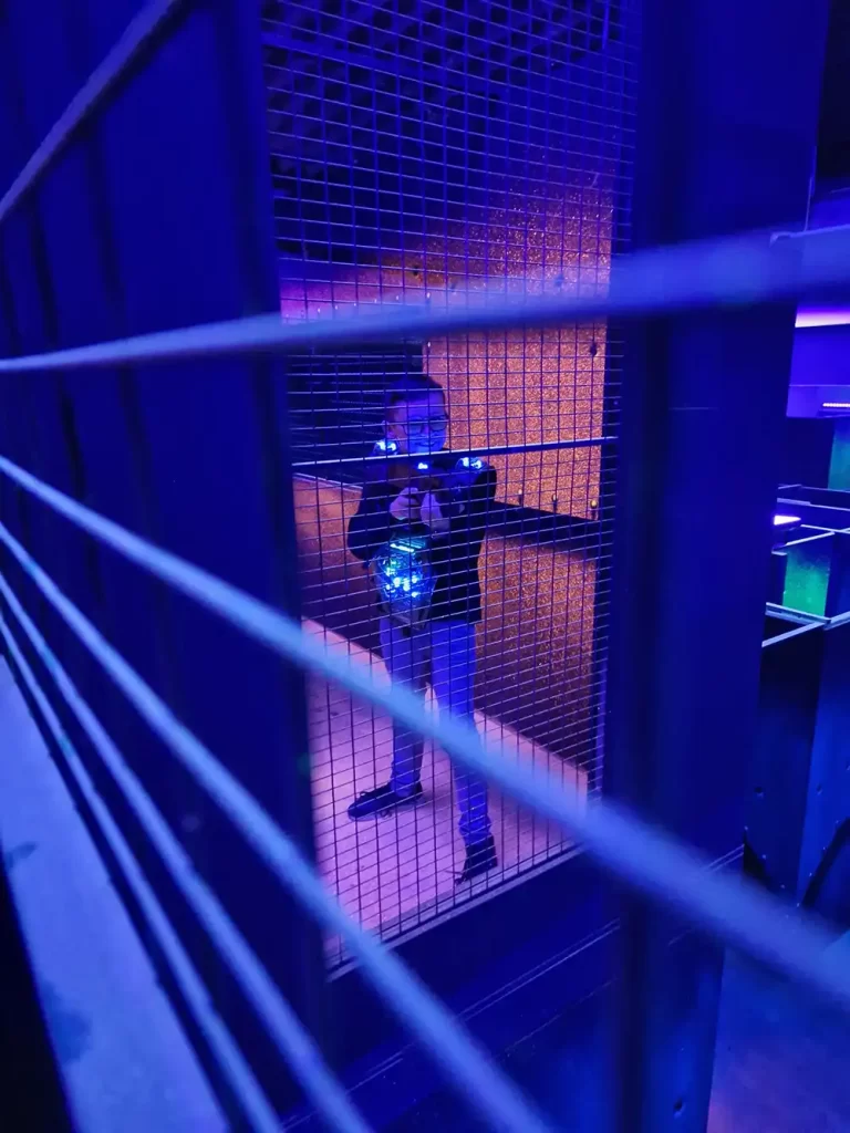 joueur enfant laser game