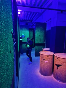 joueur de laser game intérieur